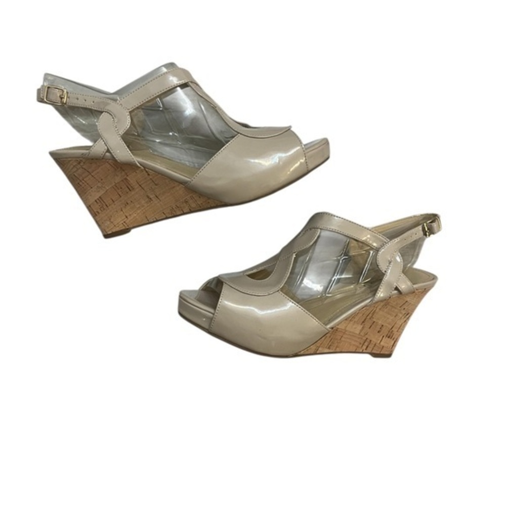 Women’s Guess Wedges size 7.5 Cream Wedge Sandals